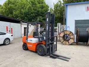 Haute qualité Komatsu 3 tonnes 4WD chariot élévateur diesel utilisé utilitaire mât à deux étages performance stable bon état ferme prix bon marché - Product Image 2