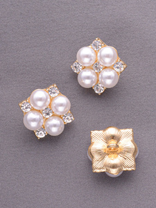 Hot Bán Tùy Chỉnh Lấp Lánh Rhinestone Kẽm Hợp Kim Nút Hoa Tấm Ngọc Trai Nút Với Chân Phong Cách Cho Trang Phục - Product Image 2