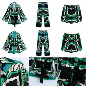 طقم نسائي من ثلاث قطع صيفي فضفاض بأكمام طويلة مع طباعة خضراء وحزام وقميص كيمونو وشورت واسع الساق بخصر مرتفع - خصم 10% - Product Image 6