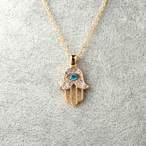 Collana con ciondolo Hamsa a mano con occhi piccoli in cristallo turco - Product Image 1