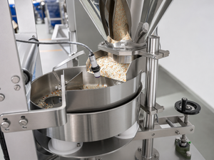 Machine d'emballage verticale compacte et économique à trois soudures latérales pour sachets <span class=keywords><strong>de</strong></span> riz, <span class=keywords><strong>sucre</strong></span>, noix mélangées et granulés - Product Image 4