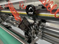 Machine de découpe et de rainurage à lame fine à réglage électrique, pour le traitement du carton ondulé sans bavures