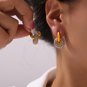 Pendientes de Aro Pequeños Impermeables con Baño de Oro PVD de 18K, Zirconia Verde y Blanca, Engaste Circular, de Acero Inoxidable, de Moda - Product Image 2