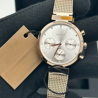 Montre pour femme avec bracelet en maille argentée, index des heures en cristal et affichage à trois aiguilles sur un cadran multifonctionnel
