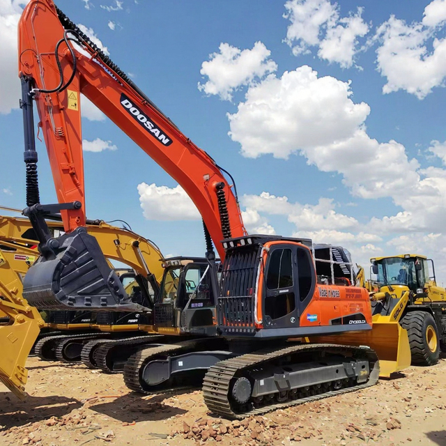 Used Korean DX225/DX300LCA Heavy-Duty Tracked Excavator 30 Tons 2020 Model 1.6m Bucket Capacity Doosan Engine Factory Direct