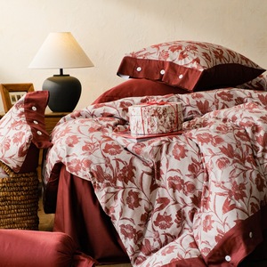 Nouvel ensemble de literie quatre pièces en jacquard teint en fil 100 % coton, style chinois années 80, rouge, avec boutons et motif discret, housse de couette - Product Image 2