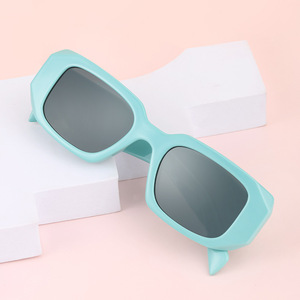 Lunettes de soleil carrées irrégulières tendance pour femmes, monture PC, protection UV400, pare-soleil classe 2, branches larges, monture petite - Product Image 3