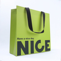 Maßgefertigte Schwarze Papier-Geschenktüte mit Schwarzem Bandgriff und Slogan-Druck Luxusverpackung für Hochwertige Marken Mode-Geschenkeläden