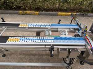 Máquina Automática para Etiquetar la Parte Superior, los Lados y las Esquinas de Cajas, Cartones y Barriles con PLC y Motor, Equipo de Etiquetado para Superficies Planas - Product Image 2