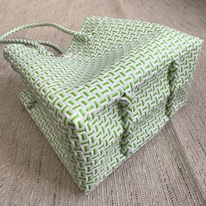 Sacs à main uniques en tissu blanc et vert faits à la main pour femmes, sac tissé de qualité supérieure en plastique recyclé, tissage recyclé d'Indonésie - Product Image 4