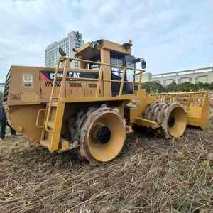 Compacteur de déchets Cat 826H pour les sites d'enfouissement des déchets, destiné à l'épandage, au poussage et au compactage des déchets solides municipaux - Product Image 1
