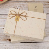 Boîte cadeau rectangulaire beige haut de gamme simple avec papier cartonné gris pour l'emballage d'écharpes et de souvenirs, anniversaire