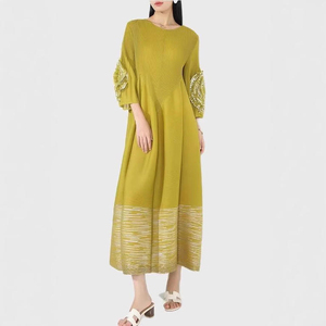 Robe longue plissée Miyake à col rond, coupe trapèze, avec ourlet imprimé métallique et manches à rosettes florales 3D, collection automne 2026, directement de l'usine - Product Image 2