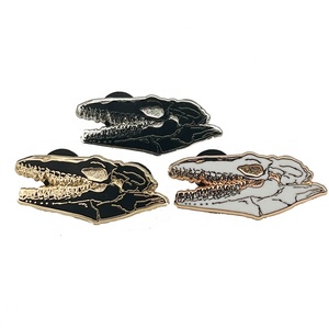 中国制造商高品质金属工艺礼品冲压镀金搪瓷翻领别针徽章 - Product Image 3