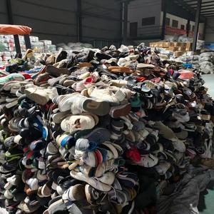 Scarpe di Alta Qualità Originali di Seconda Mano per Uomo Disponibili in Stock - Product Image 1