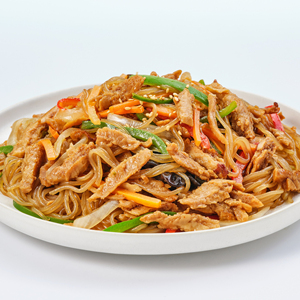 Fideos fritos coreanos a base de plantas: sustituto de la carne rico en proteínas con fideos masticables y salsa salada sostenible y vegano - Product Image 1