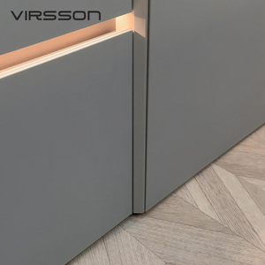 Ensemble d'armoires de cuisine modernes courbes en chêne clair avec îlot en pierre, réfrigérateur en acier inoxydable et plaque de cuisson à induction sur mesure - Product Image 3