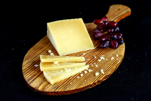 Fromage de mouton cru affiné de haute qualité Valdehierro PDO Manchego, demi-pièces, en boîte, bon prix 1.550 - Product Image 2