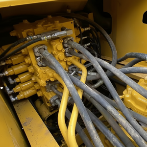 รถขุดไฮดรอลิกขนาดใหญ่ คุณภาพดี ยี่ห้อโคมัตสึ รุ่น PC200-8, PC200, PC200-7 มือสอง สำหรับงานก่อสร้างหนัก - Product Image 1