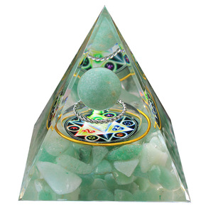 Pyramide en résine époxy avec paillettes de cristal, ornement de bureau, aventurine verte, décoration Feng Shui pour la maison, cadeau - Product Image 4