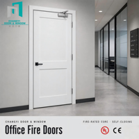Porte en bois coupe-feu avec marquage clair pour les sorties de secours et les indicateurs d'évacuation en cas d'incendie dans les bâtiments publics