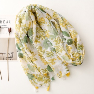 Pañuelo largo de verano para mujer, ligero y fresco, de poliéster con hilo de Bali, con estampado de hojas en verde frutal y amarillo brillante, con borlas, tipo chal. - Product Image 3