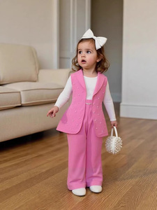 Completo Elegante da Ragazza a Tre Pezzi: Gilet Rosa con Perline, Top Bianco a Maniche Lunghe e Pantaloni a Gamba Dritta - Product Image 2