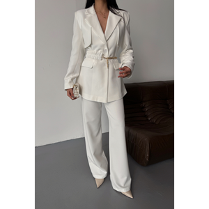 Conjunto de Traje Blanco para Mujer con Chaqueta y Pantalones con Detalle de Cinturón de Cadena, Combinación Perfecta - Product Image 5