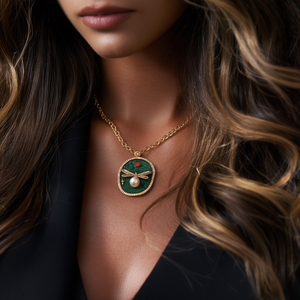 Collar con Colgante de Moda, Libélula de Esmalte Verde, Dije de Perla, Chapado en Oro, Acero Inoxidable, Joyería Sostenible y Resistente - Product Image 3