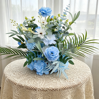 Offre Spéciale : Composition Florale Moderne pour Allée de Mariage avec Bouquet Central de Table