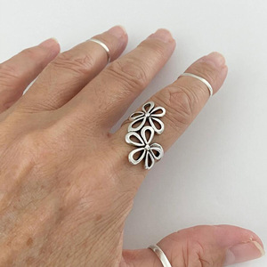 Anello Aperto Vintage con Motivo Floreale per Donne, Design Traforato Elegante e Semplice, Gioiello da Dito alla Moda - Product Image 3
