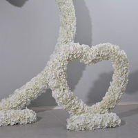 Coeur blanc personnalisé fleur artificielle arc de mariage décor avec métal et soie écologique pour les propositions et les événements