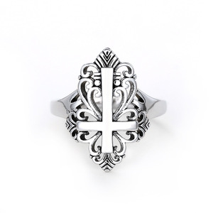 Anello Vintage Traforato a Onda per Donne, Accessorio di Moda in Stile Regale - Product Image 1