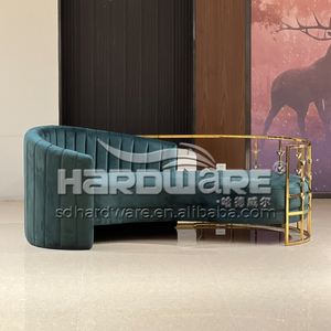 Canapé en velours vert émeraude capitonné de luxe pour hôtel et événements - Product Image 4