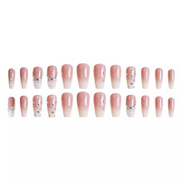Ongles à presser artisanaux de luxe, effet ombré nude-blanc, forme cercueil, avec grappes de perles placées à la main et strass de différentes tailles dispersés