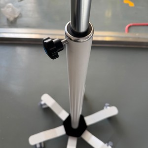Soporte Móvil para Suero Xinsheng Y-7 de Seis Patas con Ruedas, Soporte para Gotero, Bomba de Elevación de Tres Secciones, Carro Hospitalario - Product Image 2