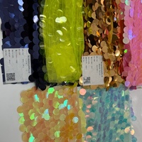 Tissu de luxe dernière génération, extensible dans les 4 sens, en dentelle rose et maille brodée, avec de grandes paillettes irisées multicolores effet sirène, pour robe de mariée et toile de fond