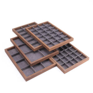 Bandeja de terciopelo gris oscuro de alta calidad para anillos y colgantes, organizador de joyas de madera de nogal con rejillas de colores para tienda - Product Image 5