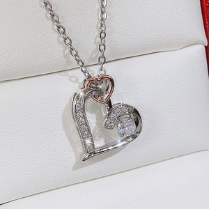 Collana con Ciondolo a Doppio Cuore Traforato Creativo per Donne, Accessorio da Collo con Charm a Cuore Bicolore - Product Image 2