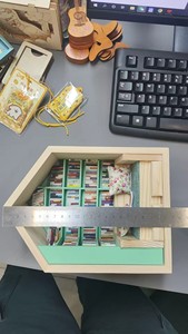 Mini Libreria in Legno Artigianale Creativa con Motivo a Scuotimento, Finitura Lucida, per Biblioteca Domestica, Antistress, per il Primo Aprile - Product Image 6