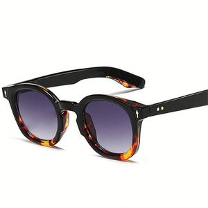 Gafas de Sol Redondas Punk con Logotipo Personalizado, Retro, para Hombre y Mujer, con Lentes Degradados, Protección UV400 y Remaches Decorativos - Product Image 1