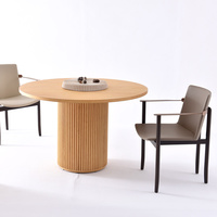 Table de salle à manger ronde en bois moderne et élégant avec design cannelé pour meubles de salle à manger pour la maison OEM Factory