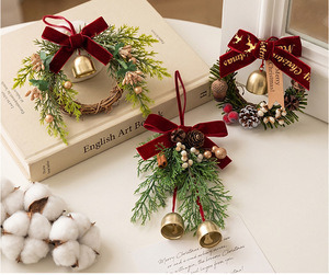 Kerstboomhangende krans met gouden bel, rode fluwelen strik en kunstmatige dennentakken - Product Image 6