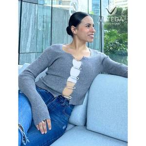 Tops de punto de mujer elegantes con diseño superior de suéter con cerraduras de metal - Product Image 1