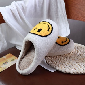 Pantoufles d'hiver confortables et heureuses pour femmes en fourrure souriante pantoufles en peluche pour un usage domestique - Product Image 4