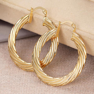 Pendientes de aro dorados para mujer, chapados en oro de 18 quilates, aleación de zinc, estilo clásico, joyería de moda, pendientes redondos grandes - Product Image 4