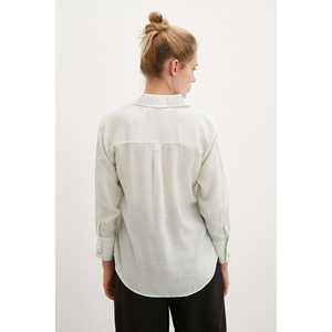 เสื้อเชิ้ตผ้าลินินคอวีผู้หญิง เสื้อเชิ้ตติดกระดุมสไตล์มินิมอล สีมิ้นท์ ใส่ได้ทุกวัน - Product Image 3