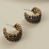 Vente flash Boucle d'oreille romantique en strass pour femmes Port quotidien Principalement en alliage plaqué or antique respectueux de l'environnement
