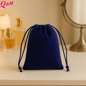 Sac en velours de haute qualité en relief Logo personnalisé pochette souple emballage sacs en velours à cordon pour cadeau de bijoux - Product Image 3
