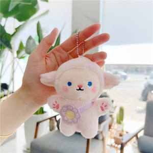 Venta al por mayor de lindos y modernos conejos, pequeños dinosaurios y cabras, muñecos de peluche blancos cortos, llaveros con relleno de algodón PP, súper suaves, EN71 - Product Image 4